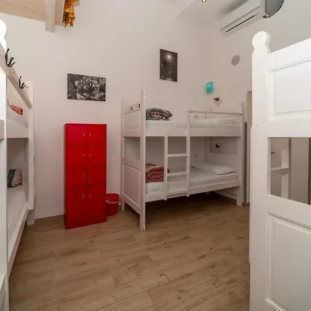 Brikette Albergue *